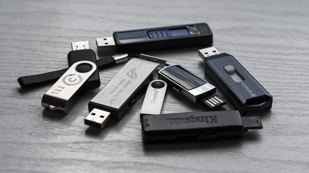 Pile of 6 USB sticks on a table.